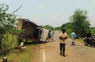 छत्तीसगढ़ के अर्जुंदा थाना क्षेत्र में एक दुर्घटनास्थल की तस्वीर, जहां एक तेज रफ्तार पिकअप वाहन ने साइकिल सवार छात्रा को टक्कर मार दी, जिससे उसकी मौके पर ही मौत हो गई और वाहन पलट गया।