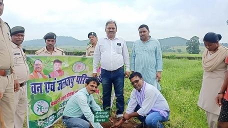 सामरी विधायक उदेश्वरी पैकरा द्वारा कुसमी नगर पंचायत के पुष्पवाटीका में 'एक पेड़ मां के नाम' कार्यक्रम के तहत वृक्षारोपण करते हुए। वन विभाग की मदद से फलदार और छायादार पौधे लगाए गए। महतारी वंदन योजना के तहत आगनवाड़ी कार्यकर्ताओं ने भी पेड़ लगाए।