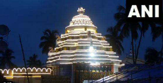 Image of devotees pulling the chariots of Lord Jagannath, Goddess Subhadra, and Lord Balabhadra during Bahuda Yatra in Puri, Odisha.
