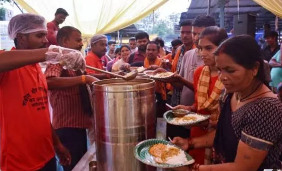 CG News: श्रम, उद्योग एवं वाणिज्य मंत्री लखन लाल देवांगन ने बुधवार को कोरबा जिले के बुधवारी बजार में शहीद वीर नारायणसिंह श्रम अन्न योजना अंतर्गत निर्माण, संगठित एवं असंगठित वर्ग के श्रमिकों के लिए 05 रुपए