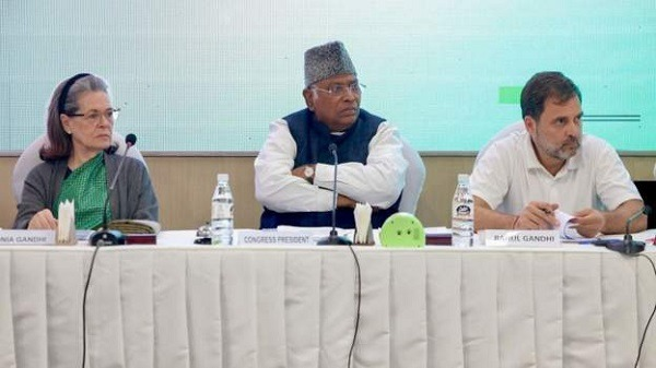 "लोकसभा सचिवालय द्वारा प्रमुख संसदीय समितियों के गठन की घोषणा, जिसमें केसी वेणुगोपाल लोक लेखा समिति, संजय जायसवाल प्राक्कलन समिति, और बैजयंत पांडा सरकारी उपक्रमों समिति के अध्यक्ष बनाए गए हैं।"