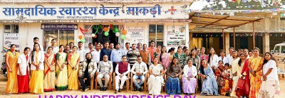 माकड़ी के सामुदायिक स्वास्थ्य केंद्र में 78वें स्वतंत्रता दिवस के अवसर पर सराहनीय कार्यों के लिए स्वास्थ्य कर्मियों को प्रशस्ति पत्र प्रदान करते हुए मुख्य अतिथि डी.एन. बघेल और विशिष्ट अतिथि चंपा भारद्वाज।