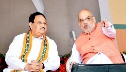 नई दिल्ली में भारतीय जनता पार्टी की बैठक, जिसमें पार्टी सदस्यता अभियान को मजबूत करने, नए अध्यक्ष के चयन और आगामी विधानसभा चुनावों की रणनीति पर विचार-विमर्श करते हुए भाजपा के नेता।