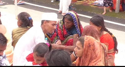 "भोपाल की केंद्रीय जेल में रक्षाबंधन पर बहनों द्वारा अपने कैदी भाइयों की कलाई पर राखी बांधने का दृश्य, बहनों के भावुक होते हुए तस्वीर।"