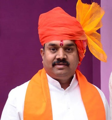 मध्य प्रदेश के सांसद महेंद्र सिंह सोलंकी को जान से मारने की धमकी मिली। धमकी वाला कॉल उत्तर प्रदेश से आया। सांसद ने पुलिस को शिकायत की और सुरक्षा का आश्वासन प्राप्त किया। पुलिस अज्ञात आरोपी की तलाश में है।