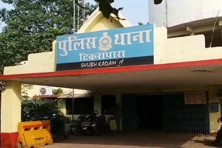 रायपुर में BSUP रावतपुरा कॉलोनी में छेड़खानी के आरोपी ने शिकायत वापस नहीं लेने पर युवती के पिता को चाकू मार दिया। आरोपी और उसके साथी फरार हैं। टिकरापारा पुलिस जांच कर रही है।