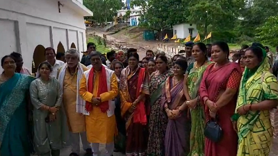 "Dr. Charan Das Mahant and MP Jyotsna Mahant perform Rudrabhishek Puja at Turri Dham, seeking blessings for prosperity during Sawan month."