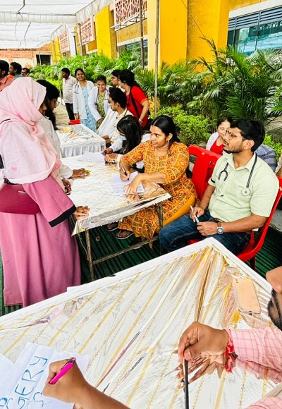 MP News : हमीदिया अस्पताल के बाहर जूड़ा ने लगाई समानांतर ओपीडी, काली पट्टी बांधकर देखे मरीज