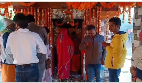 On Sawan Monday, devotees are visiting Shiv temples in Gaurela Pendra Marwahi, with significant rituals at Jwaleshwar Mahadev Temple. The month of Sawan is important for worship and is associated with prosperity.