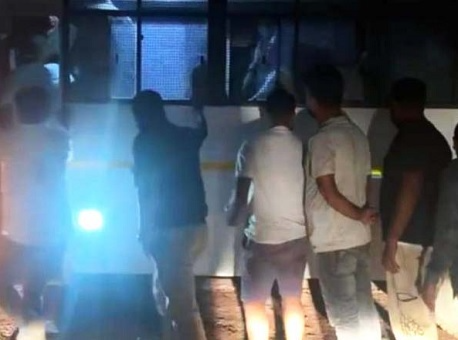 Bilaspur News: रायपुर, बिलासपुर व सक्ती तक के जुआरी बैठे थे फड़ जमाकर, पहुंच गई पुलिस, 7 कारें, 22 मोबाइल व लाखों का कैश जब्त Bilaspur News: रायपुर, बिलासपुर व सक्ती तक के जुआरी बैठे थे फड़ जमाकर, पहुंच गई पुलिस, 7 कारें, 22 मोबाइल व लाखों का कैश जब्त