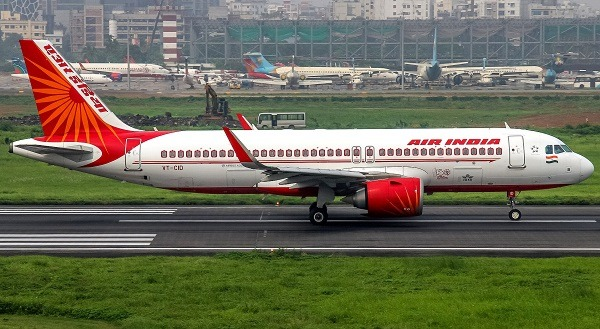 "मुंबई से तिरुवनंतपुरम आ रहे एयर इंडिया विमान को बम की धमकी के बाद आइसोलेशन बे में ले जाया गया।"