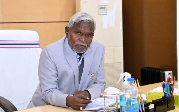 "JMM नेता चंपई सोरेन झारखंड में नई पार्टी बनाने की घोषणा करते हुए, राजनीति में सक्रिय रहेंगे।"