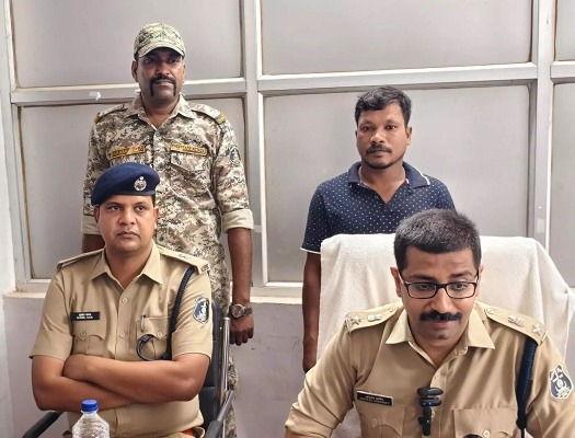 "नक्सली अजय कुमार का आत्मसमर्पण, जो आईईडी ब्लास्ट और हत्या जैसे गंभीर अपराधों का आरोपी था, और जिस पर 5 लाख रुपये का इनाम था।"