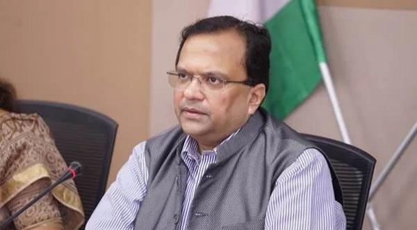 "आईएएस गोविंद मोहन ने केंद्रीय गृह सचिव का पदभार ग्रहण किया, अजय कुमार भल्ला की जगह ली, जिनका पांच साल का कार्यकाल समाप्त हो गया है।"