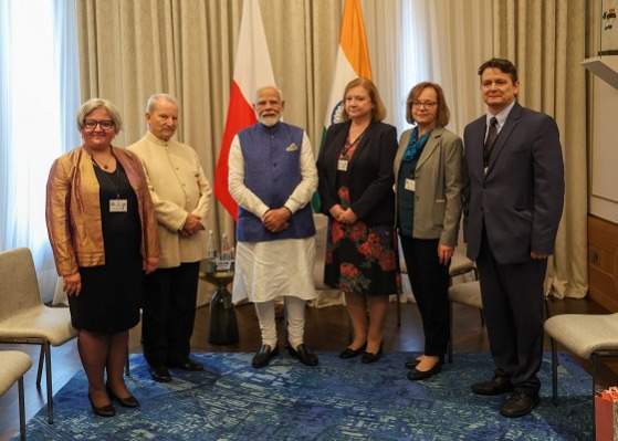 "प्रधानमंत्री नरेंद्र मोदी पोलैंड की यात्रा के दौरान प्रमुख पोलिश इंडोलॉजिस्टों से मुलाकात करते हुए, भारतीय संस्कृति के प्रति उनकी रुचि की सराहना करते हैं और भारत-पोलैंड सांस्कृतिक संबंधों को मजबूत करने में उनके योगदान की प्रशंसा करते हैं।"