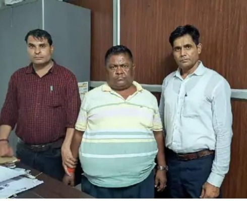 लोकायुक्त की टीम ने बताया कि पीड़ित का रत्नागिरी रायसेन रोड पिपलानी पर एक मकान है।