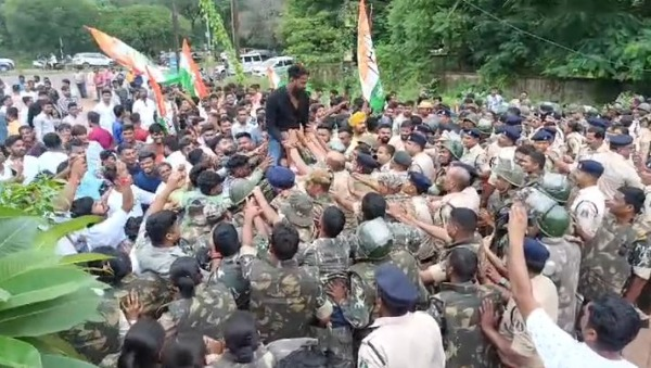 कांग्रेस कार्यकर्ताओं का कहना है कि बलोदा बाजार हिंसा मामले में बिना किसी साक्ष्य के कांग्रेस एमएलए देवेंद्र यादव और अन्य लोगों को गिरफ्तार किया गया है।