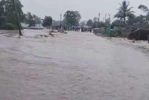 CG NewsHeavy rainfall in Chhattisgarh has caused severe flooding in Bhairamgarh, blocking roads and disrupting transport. The Bijapur-Jagdalpur route is currently closed.