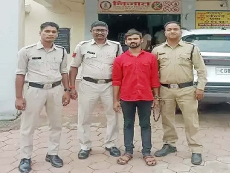 बिलासपुर में झारखंड के युवक राहुल गुप्ता ने युवती को ब्लैकमेल करके रेप किया और न्यूड वीडियो वायरल करने की धमकी दी। आरोपी को पुलिस ने गोवा से गिरफ्तार कर लिया है।