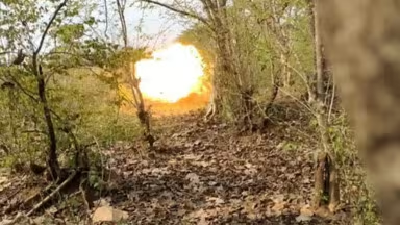 बीजापुर में माओवादियों द्वारा लगाए गए प्रेशर आईईडी की चपेट में आने से 10 साल का बालक हिड़मा कवासी गंभीर रूप से घायल हो गया। पुलिस ने कायराना हमले के खिलाफ ठोस कार्रवाई का आश्वासन दिया है।