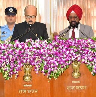 न्यायमूर्ति इंदर सिंह उबोवेजा ने ईश्वर के नाम पर शपथ ली।