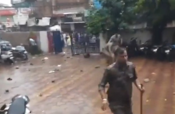 छतरपुर के पथराव कांड में शामिल मुख्य आरोपी हाजी शहजाद अली की पुलिस गिरफ्तारी के समय की तस्वीर।