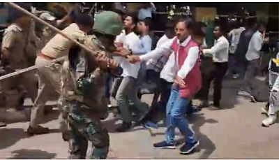 "भिलाई में कांग्रेसियों और पुलिस के बीच विरोध प्रदर्शन के दौरान हुई झड़प, जिसमें पुलिस को भीड़ पर लाठीचार्ज करना पड़ा।"