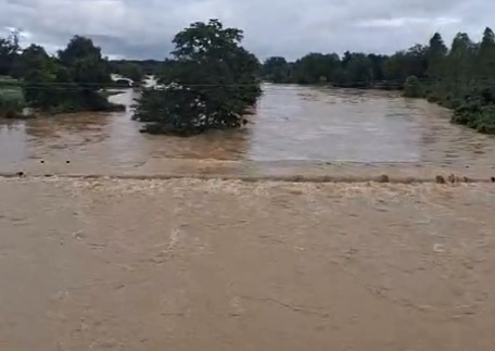 "Young man swept away with his bike at Jugani Bridge in Kondagaon; rescue teams still struggling to reach him."