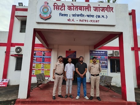 आरोपियों द्वारा  सोशल मीडिया के माध्यम से अश्लील वीडियो, मोबाईल से किया गया था प्रसारित
