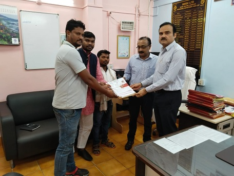 युवा एकता मंच ने एनएमडीसी प्रबंधन से मुलाकात कर स्थानीय युवाओं की भर्ती और कौशल विकास के लिए मांगें रखीं। मंच ने 12 पंचायतों के युवाओं की सूची सौंपी और नर्सिंग प्रशिक्षण में स्थानीय युवतियों को प्राथमिकता देने की बात की।