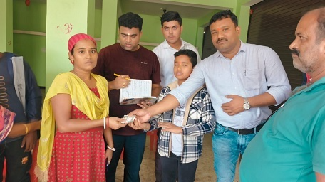 किरंदुल में बाढ़ के बाद, समाजसेवी हरिशंकर मुखर्जी ने अपनी जन्मदिन पर 40 प्रभावित परिवारों को 10-10 हजार रुपये की सहायता राशि दी। स्थानीय लोगों ने इस सहायता की सराहना की।