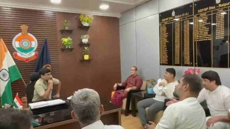 रायपुर में विधानसभा घेराव के दौरान पुलिस से बदसलूकी के आरोप में महापौर एजाज ढेबर के खिलाफ एफआईआर दर्ज की गई। ढेबर ने एफआईआर रद्द करने या प्रदर्शनकारियों पर एफआईआर दर्ज करने की मांग की और आत्महत्या की धमकी दी। मामले की जांच चल रही है।