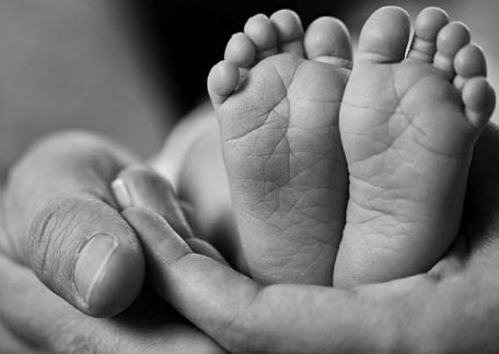 Balrampur News: पानी समझकर शराब को पी गई 3 साल की बच्ची, अस्पताल में हो गई मौत, जानें डिटेल Balrampur News: पानी समझकर शराब को पी गई 3 साल की बच्ची, अस्पताल में हो गई मौत, जानें डिटेल